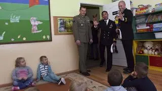 Amerykańscy żołnierze odwiedzają polską szkołę