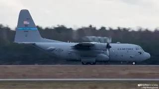 Amerykański C-130. Widać niecodzienny efekt wywoływany przez szybko obracające się śmigła
