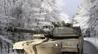 Amerykański czołg M1A2 na niemieckiej drodze w okolicy Frankfurtu w 2005. Teraz zostały tylko nieliczne na potrzeby szkoleń