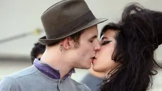 Amy i Blake w sielankowym okresie ich związku - kadr z filmu "Amy
