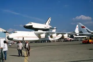 An-225 na targach w Paryżu w 1989 roku. Łabędzi śpiew i szczytowe osiągnięcie przemysłu lotniczego i kosmicznego ZSRR