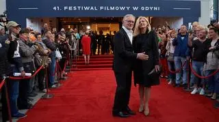 Andrzej Seweryn wraz z żoną na czerwonym dywanie przed Teatrem Muzycznym