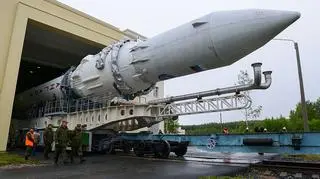 Angara-1 wytaczana z hali montażowej. Widać nietypowy szerszy drugi stopień. Czubek rakiety zawierający systemy sterowania i miejsce na ładunek mają docelowy rozmiar