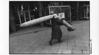 Anna Beata Bohdziewicz, „Styczeń 1989. Sama z dywanem” z cyklu „Fotodziennik, czyli piosenka o końcu świata”, 1989