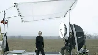 Annie Leibovitz z asystentem podczas pracy nad kampanią "The Journeys"