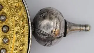 Archeolodzy znaleźli trzy zapinki i fragemnty czwartej