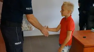 Arek przyjmuje gratulacje od policji