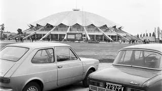 Arenę budowano w latach 1972-74