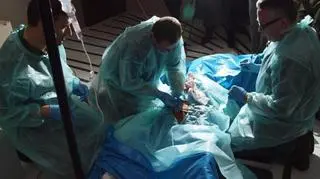 Arko na stole operacyjnym 