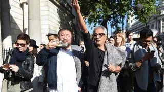 Artyści Ai Weiwei i Anish Kapoor idą w londyńskim marszu solidarności z uchodźcami