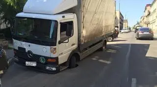 Asfalt zapadł się pod ciężarówką