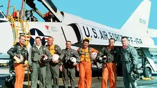 Astronauci w swoim pierwotnym środowisku naturalnym. Przy najnowszych amerykańskich samolotach