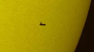 Atlantis na tle słońca (fot. nasa.gov)