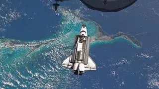 Atlantis przed cumowaniem do ISS (NASA)