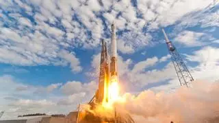 Atlas V podrywający się do lotu w kosmos