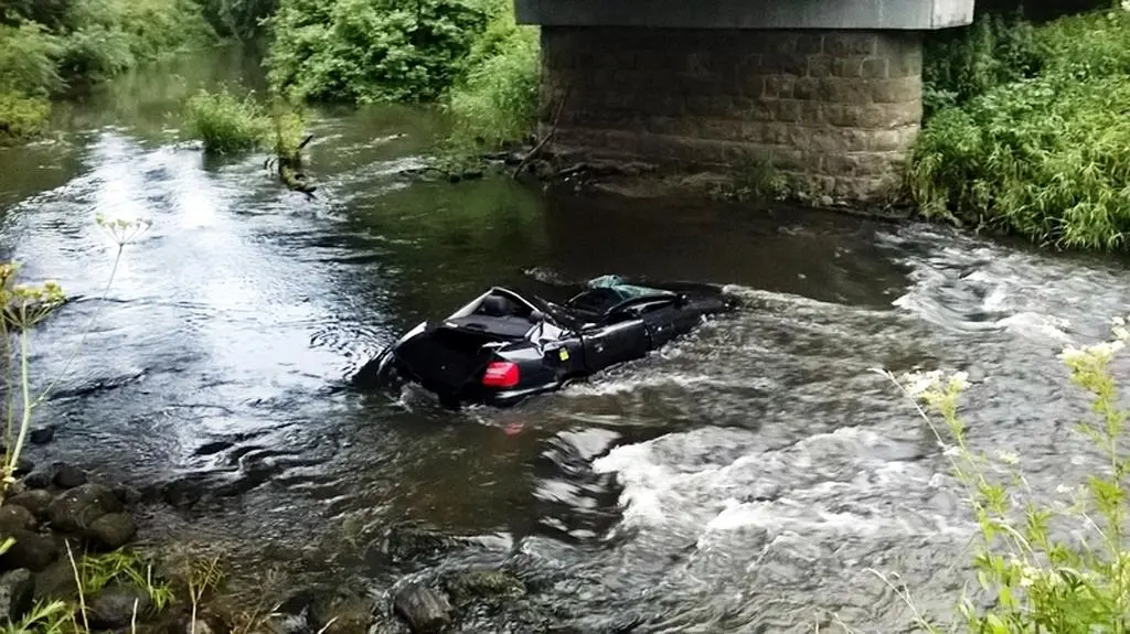 Audi wpadło do rzeki Pasłęk