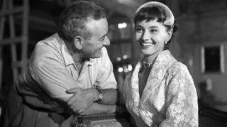 Audrey na planie filmu "Rzymskie wakacje" w "oscarowej sukience" z żakietem (fot. Kerry Taylor Auctions)