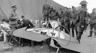 Australijscy żołnierze obok wraku maszyny "Czerwonego Barona", 21 kwietnia 1918 roku