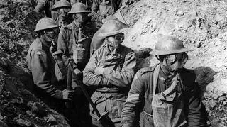 Australijska piechota podczas bitwy pod Ypres. Podczas drugiej połowy wojny maski przeciwgazowe były stałym elementem wyposażenia
