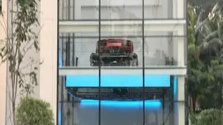 Auta wwozi do salonu specjalna winda