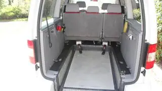 Auto było specjalnie przystosowane do przewożenia niepełnosprawnej