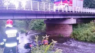 Auto dachowało zanim wpadło do rzeki 