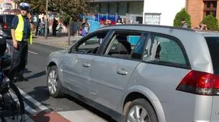 Auto kobiety ma widoczne wgniecenia i powybijane szyby