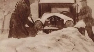 Auto, które ugrzęzło w zaspach na Górnym Śląsku