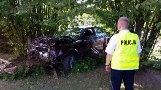 Auto, którym jechał 39-letni policjant