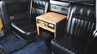 Auto ma dodatkowe siedzenia dla współpracowników papieża (fot. Bonhams)