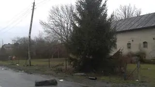 Auto skosiło przydrożny płot, później uderzyło w uliczną lampę