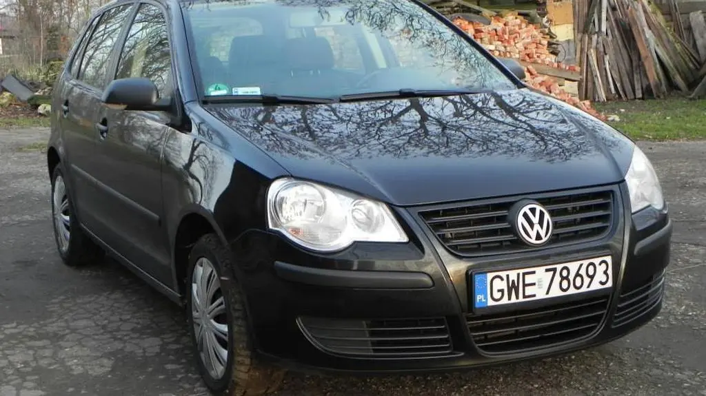 Auto stało zaparkowane pod blokiem