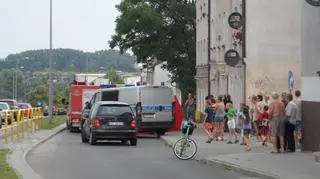 Auto stało zaparkowane w centrum miasta