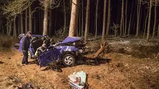 Auto uderzyło w drzewo