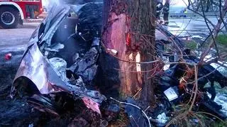 Auto wbiło się w drzewo i stanęło w płomieniach