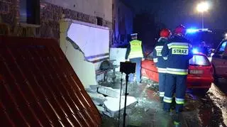 Auto wjechało w przystanek autobusowy 