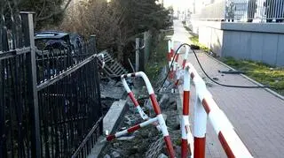 Auto wpadło na posesję 