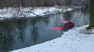 Auto wyciągnęli strażacy 