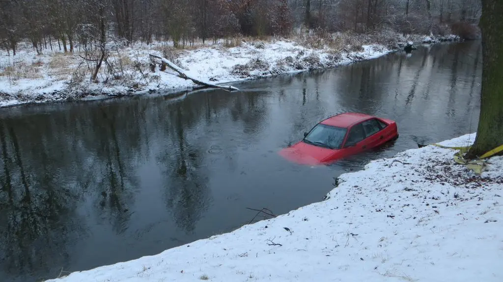 Auto wyciągnęli strażacy 