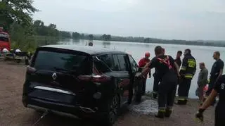 Auto wyciągnęli z dna stawu strażacy