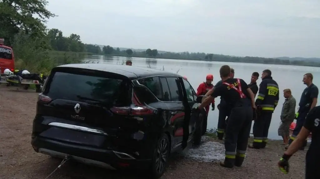 Auto wyciągnęli z dna stawu strażacy