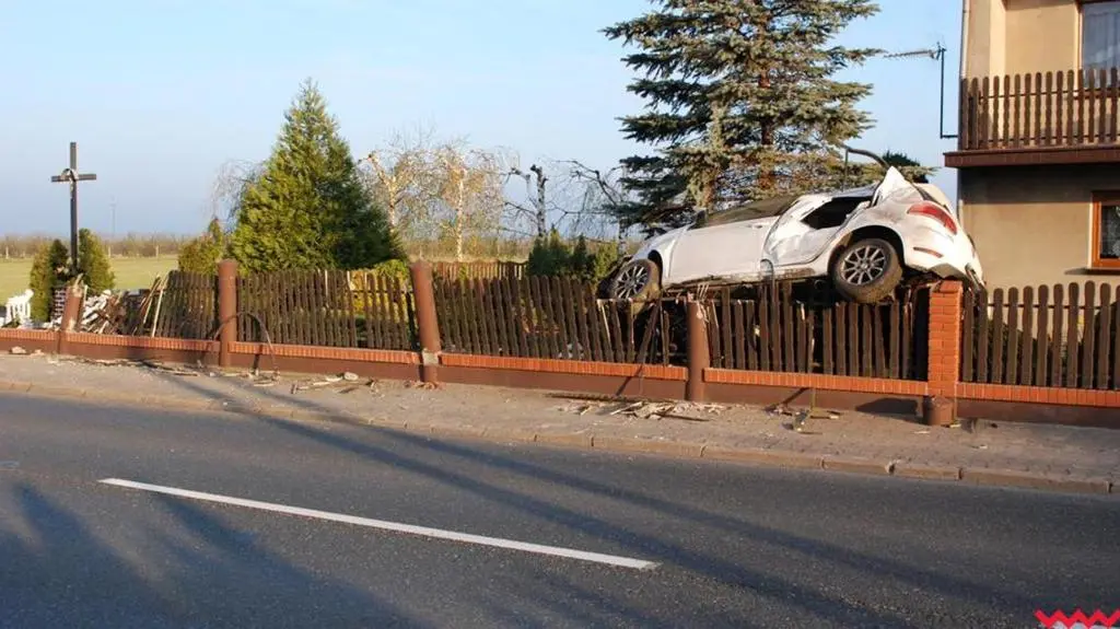 Auto wylądowało na podwórku 