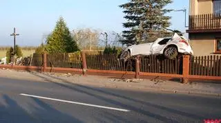 Auto wylądowało na podwórku 