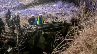 Auto zatrzymało się w przydrożnym rowie