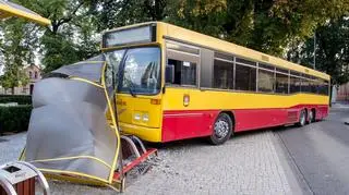 Autobus całkowicie zniszczył wiatę