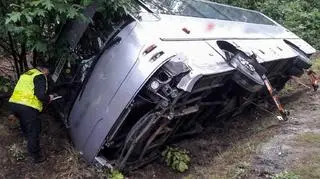 Autobus przewrócił się do rowu