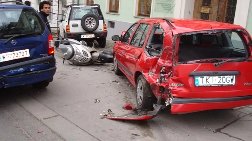 Autobus staranował 15 samochodów