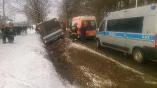 Autobus wjechał do rowu
