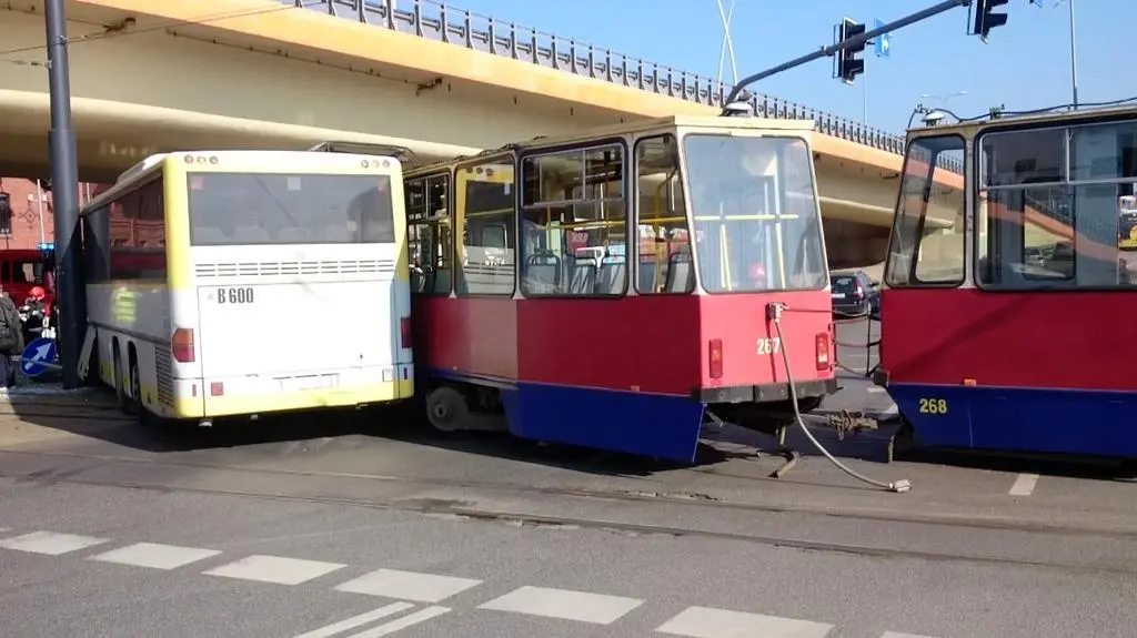 Autobus wybił wagon z torów