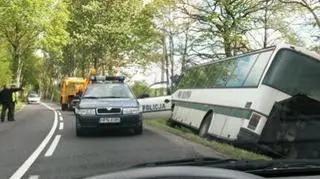 Autobus wylądował w rowie